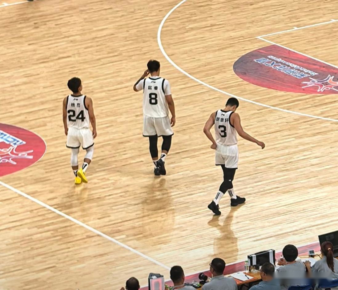广东大胜西班牙球队！张文逸徐杰轰40分，3内齐发挥，张昊折返跑